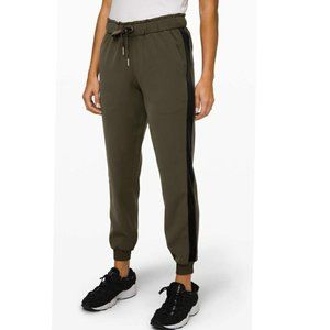Lululemon On the Flye Joggers Velvet Trim Size 8